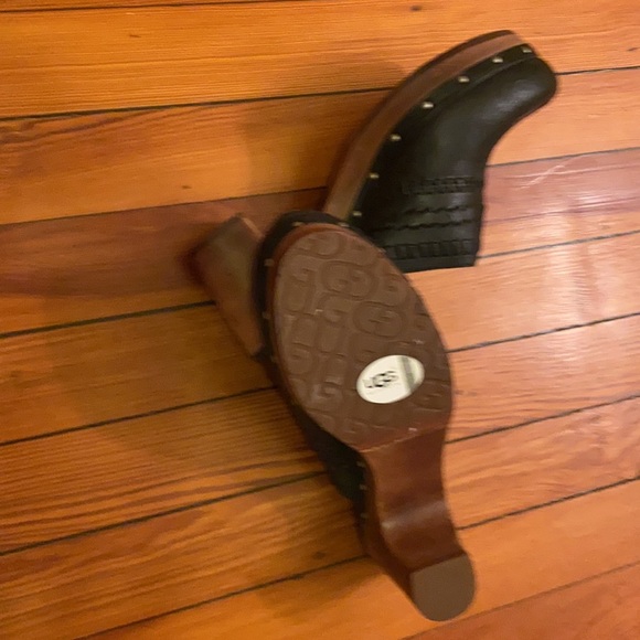 UGG Clogs - Picture 4 of 6